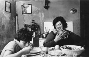 La moglie di Angelo Bregoli a tavola col figlio.