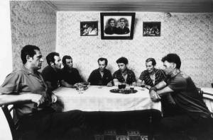 Canto popolare, gruppo di Santa Croce.  Canto in osteria: gruppo di uomini intorno a un tavolo.