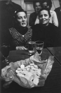 Canto popolare, gruppo di Santa Croce.  Canto in osteria: due donne a un tavolo con un cartoccio di caramelle.