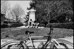 Parco Comunale. Giovani seduti ai piedi di un monumento.