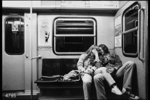 Una coppia di ragazzi in metropolitana.