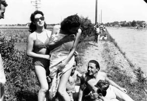 Bagni nel canale Villoresi: un gruppo di giovani sulle  rive.