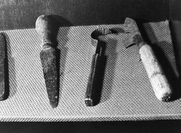 Museo Etnografico di Premana. Coltelli e utensili in ferro fabbricati all'inizio del secolo.