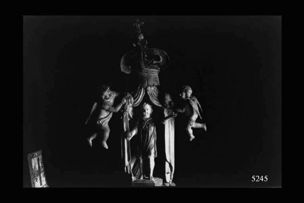 Avano di Tremenico - Bernardo Rubini - Scultura - Gesù bambino con globo in un tronetto con tendaggio e due angeli