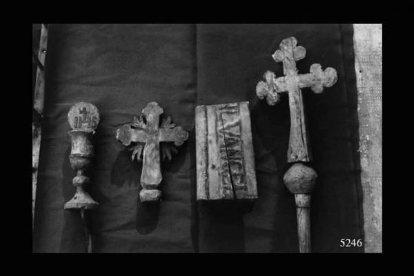 Simboli religiosi in legno intagliato.