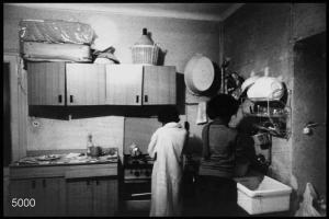 Interno di abitazione di una famiglia eritrea. La cucina.