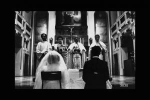 Eritrei a Milano. Matrimonio. Coppia all'altare durante la funzione religiosa.