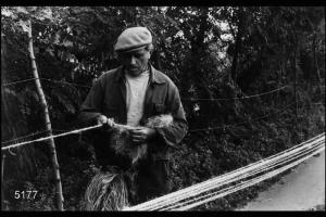 Il lavoro dei cordai di Castelponzone. Ricostruzione della filatura con la fibra di canapa (usata in origine prima di essere sostituita dagli spezzoni di sisal, materiale di recupero che ha semplificato le fasi di lavorazione).