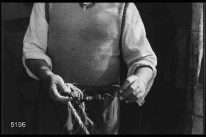 Il lavoro dei cordai di Castelponzone.Il "garb'", mulinello che viene agganciato al "carrettino" e a cui si assicurano i legnoli (gli elementi che, ritorti, formano la corda).