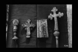 Simboli religiosi in legno intagliato.