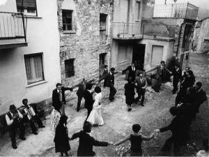Ballo in un cortile. Ernesto Sala, pifferaio di Cegni e Dante Tagliani fisarmonicista.