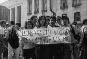 Milano. Manifestazione per la morte del giudice Giovanni Falcone. Studenti con striscione davanti al Palazzo di Giustizia.