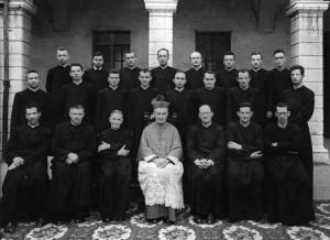 Ritratto di giovani sacerdoti con il vescovo.