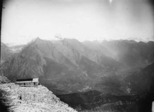 La Valle di Scalve dalla miniera della Presolana - Ampia panoramica  in primo piano a sinistra capanna in pietra, rifugio.