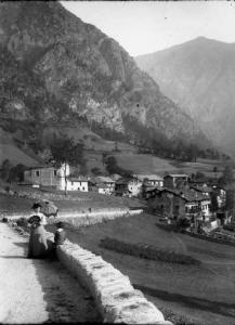 Ronco - Frazione di Schilpario - Il paese e la sua valle visti dalla strada d'accesso.  In primo piano lungo di essa bambino e giovane donna con parasole e ventaglio.