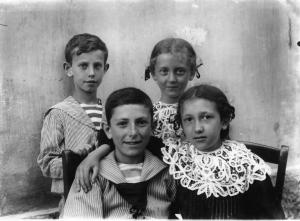 Ritratto di Carlo, Tonia, Cioti e Carolina. I bambini sono vestiti da marinaretti.