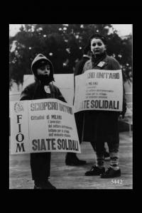 Sciopero dei metalmeccanici. Coppia di bambini che espongono due cartelli della FIOM per lo sciopero unitario.