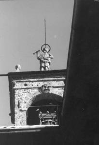 Costruzioni rurali.  Particolare: statua sopra un campanile.