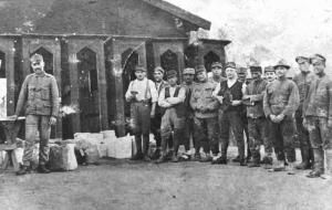 Campo di prigionia austriaco: distribuzione di pacchi ai prigionieri.