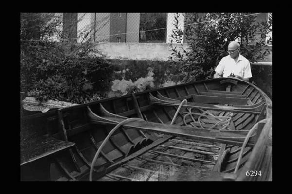 Giuseppe Brovelli con una sua barca.
