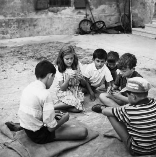 Bambini giocano a carte