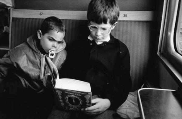 Bambini che leggono in treno.