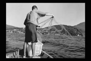 Pescatore getta le reti.