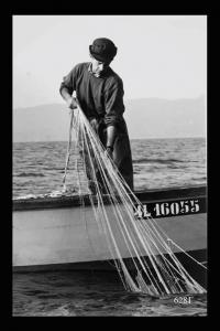 Pescatore ritira le reti.
