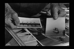 Giuseppe Brovelli, costruttore di barche, mostra le foto delle sue barche.