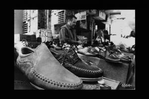 Milano, mercato di piazzale Lagosta. Bancarella delle calzature: in primo piano calzature da uomo.