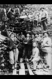 Alta Valle Brembana. Gruppo di minatori in posa davanti all'imbocco della miniera.