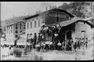 L'arrivo della prima locomotiva alla stazione di Piazza Brembana.