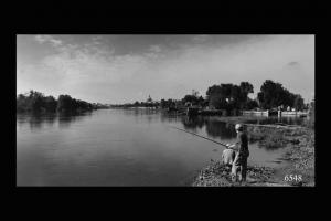 Confluenza Naviglio di Pavia con fiume Ticino a Pavia. In primo piano coppia di pescatori.