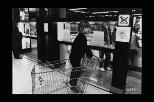 Nel grande negozio di oreficeria i carrelli non sono ammessi. Bambina dentro un carrello da supermercato sosta davanti alle vetrine dell'oreficeria.