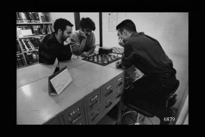 Nelle pause di studio, ai frequentatori della biblioteca è concesso di giocare a scacchi.