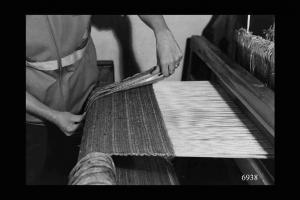 Lavorazione del pezzotto. I pezzotti di Arigna. Fasi in sequenza di lavorazione sull'ordito del tappeto. (Luoghi della tradizione del lavoro).