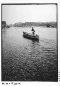 Uomo in barca sul fiume Ticino