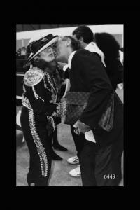 La stilista Anna Piaggi scambia un bacio di saluto.