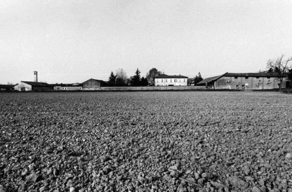Azienda Agricola f.lli Arrigoni. Coltivazione: riso. Campo di riso, sullo sfondo l'azienda agricola e la casa padronale. Particolare del campo di riso arato.