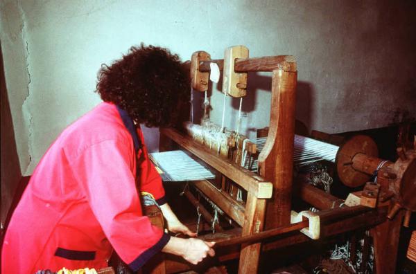 Donna lavora al telaio. Laboratorio artigianale di Toppi Stelio (Pezzotti). I pezzotti di Arigna. (Luoghi della tradizione del lavoro).