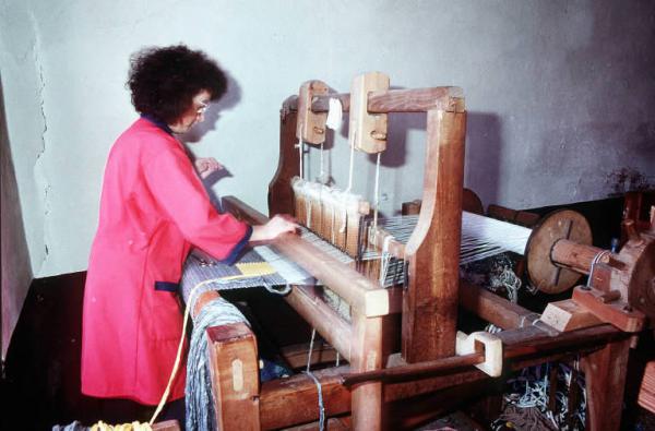 Donna al telaio. Laboratorio artigianale di Toppi Stelvio (Pezzotti). I pezzotti di Arigna. (Luoghi della tradizione del lavoro).
