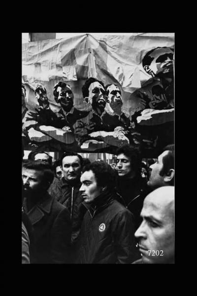 Sit-Siemens all'Intersind. Manifestazione sindacale. In primo piano, lavoratori della Siemens. Dietro, striscione che cita immagine degli scioperi del 1943.