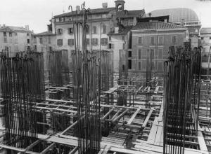 Cantiere del Palazzo dell'INA. Architetto M. Piacentini. Operai al lavoro. Armature in tondino di ferro per la costruzione in cemento armato.