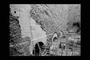 Società Elettrica Cisalpina - Cividate Camuno - Centrale idroelettrica - Cantiere - Parete rocciosa con gallerie - Operai in posa