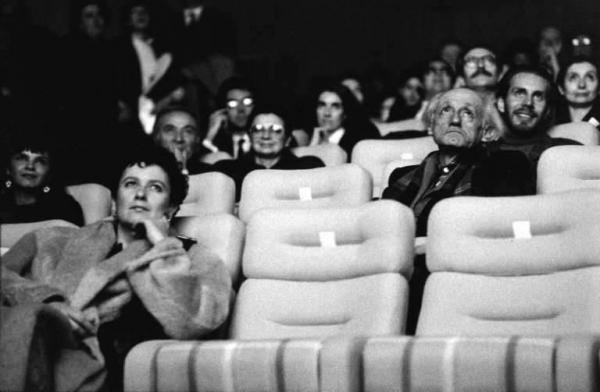 Cinema Colosseo: spettatori durante la proiezione delle comiche di Charlot