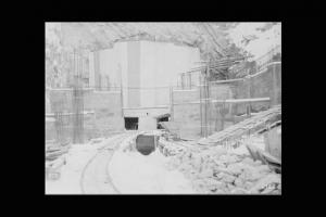 Società Edison - Valle Camonica - Cantiere - Opere in cemento - Paratie di chiusura, binari, carrello e ferri di armatura a vista