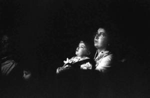 Cinema Nuovo Arti: spettatori durante la proiezione di "Biancaneve e i sette nani"
