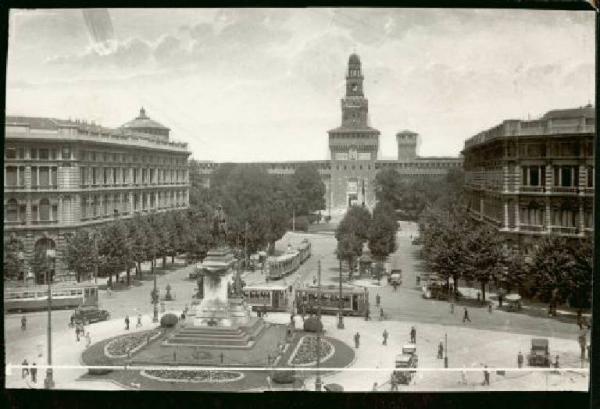 Milano - Largo Cairoli - Monumento a Garibaldi e Castello Sforzesco