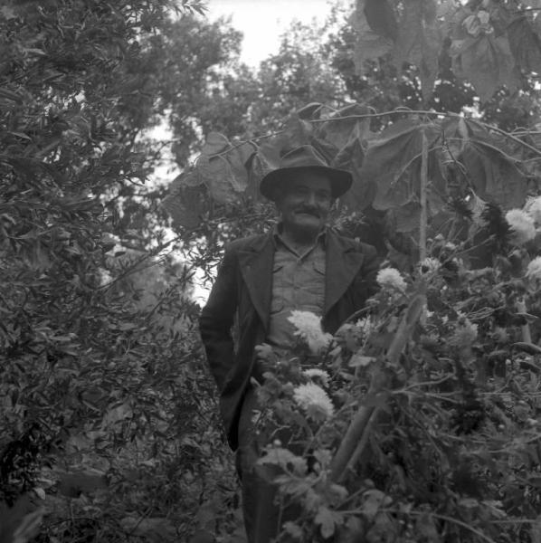 Melissa (Crotone) - Anziano contadino in un campo