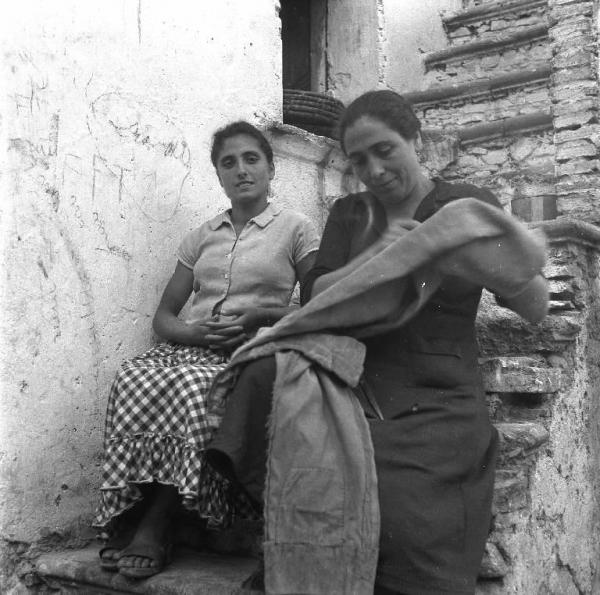 Melissa (Crotone) - Due donne sulla scala esterna di una casa